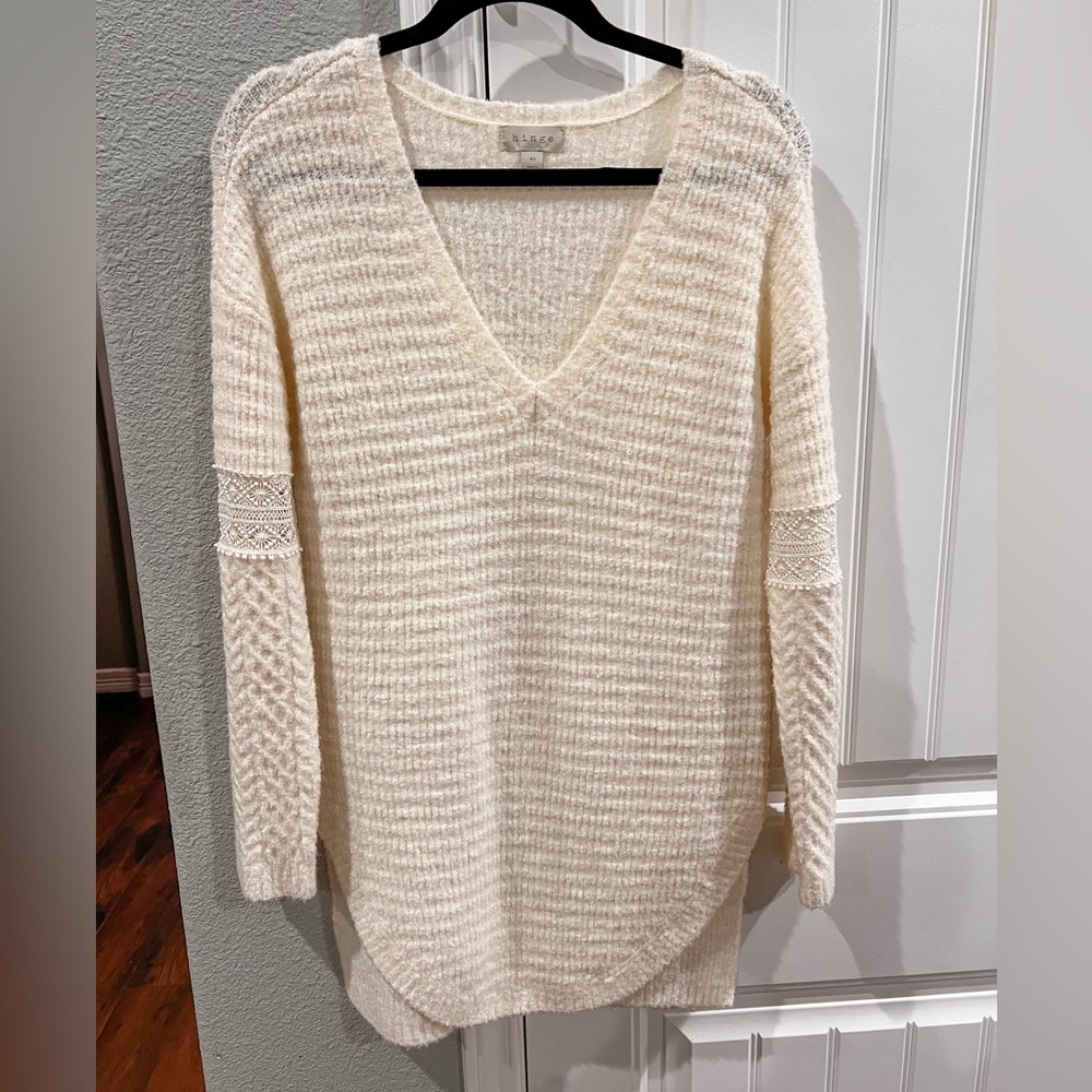 Cream colored top. Long sleeve. Great condition.